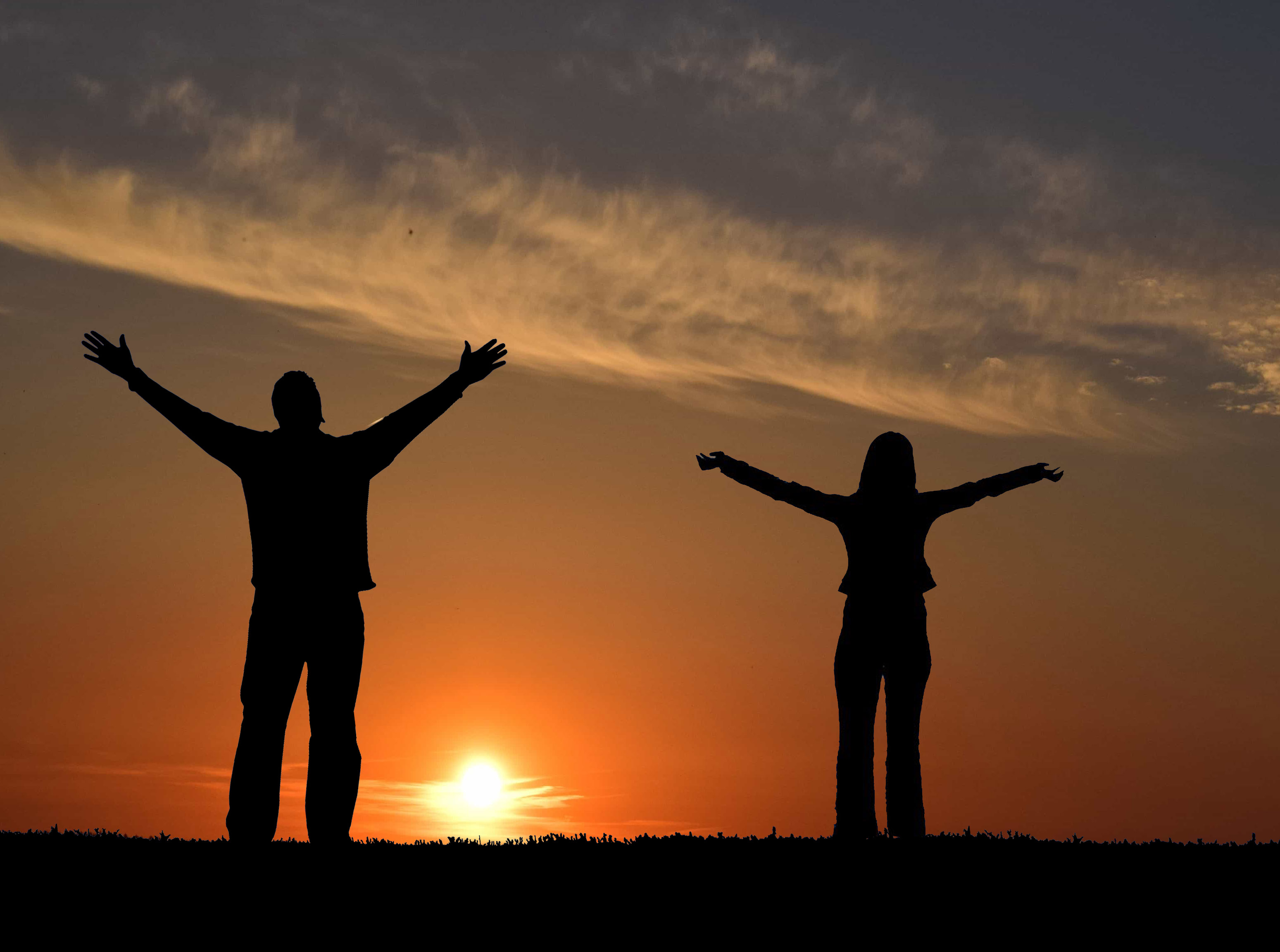 Mann und Frau im Lobpreis bei Sonnenaufgang